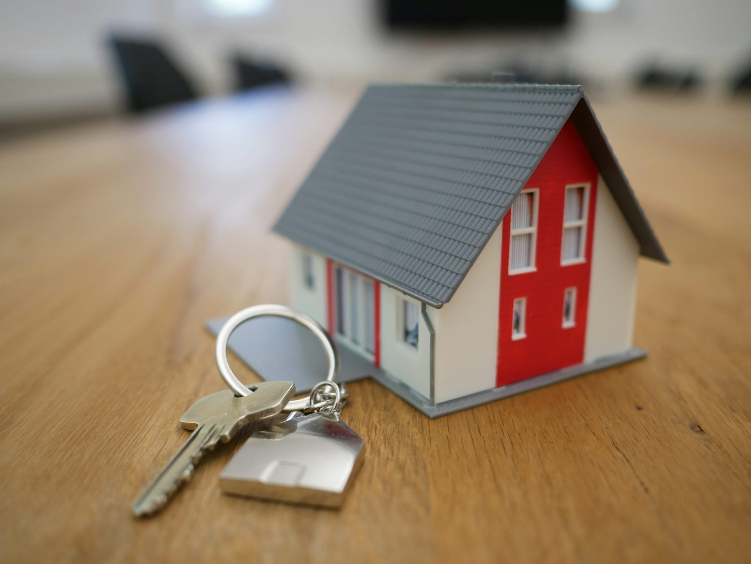 空き家売却や無料査定をイメージした家の鍵と住宅模型